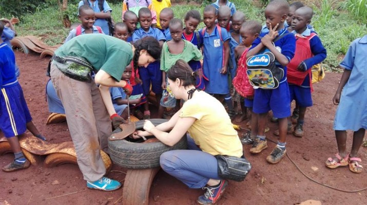 Projektantki z Trójmiasta robią objazdowe kino i budują place zabaw w Afryce