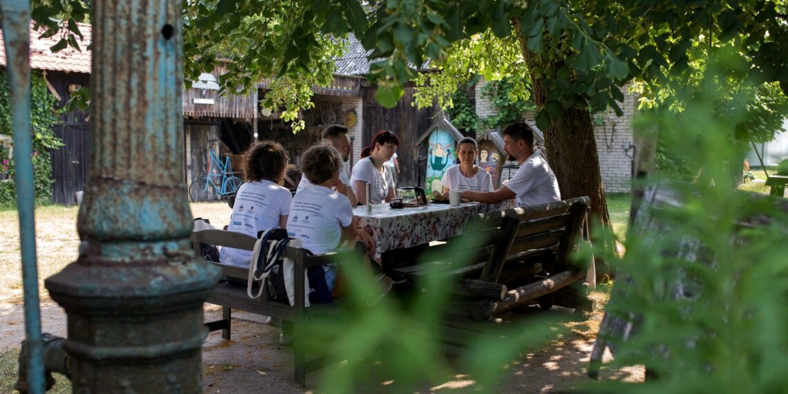 Dłubanie w drewnie to prawdziwa wakacyjna atrakcja, nauka, spokój i medytacja