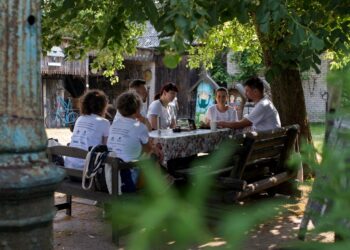 Dłubanie w drewnie to prawdziwa wakacyjna atrakcja, nauka, spokój i medytacja