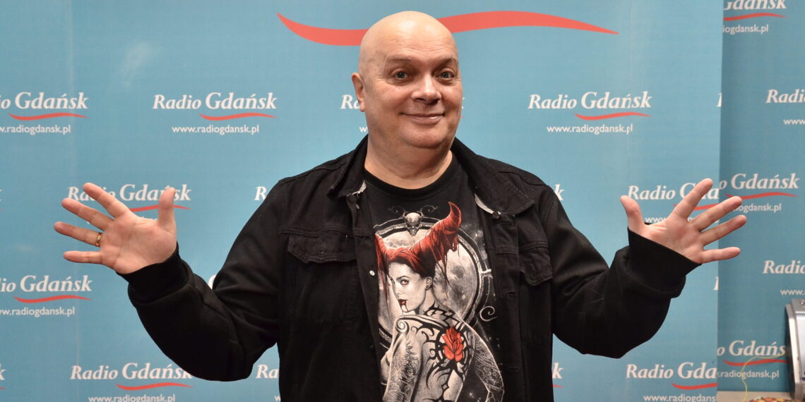 Krzysztof Skiba w „Facecie na luzie” o humorze, sprzeciwie wobec władzy i niekończącej się energii