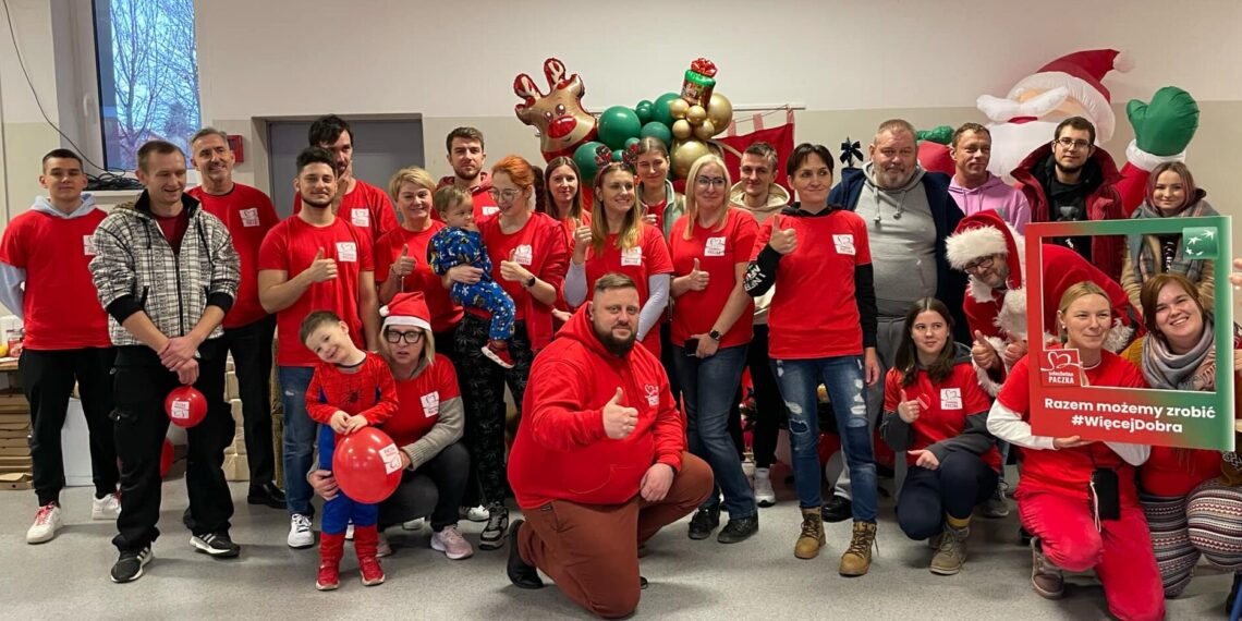 Nazywają ich aniołami, Mikołajami lub po prostu dobrymi ludźmi. Wolontariusze Szlachetnej Paczki