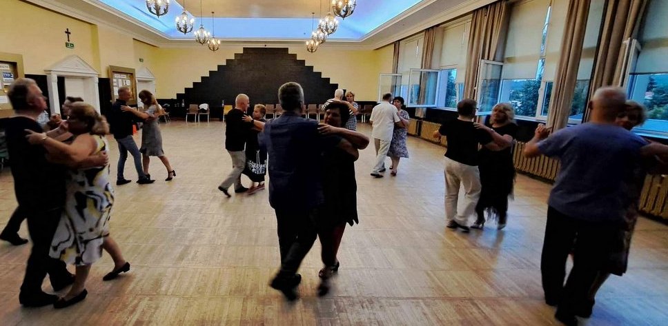 Rumba, cha-cha-cha, samba, jive lepsze od leżakowania