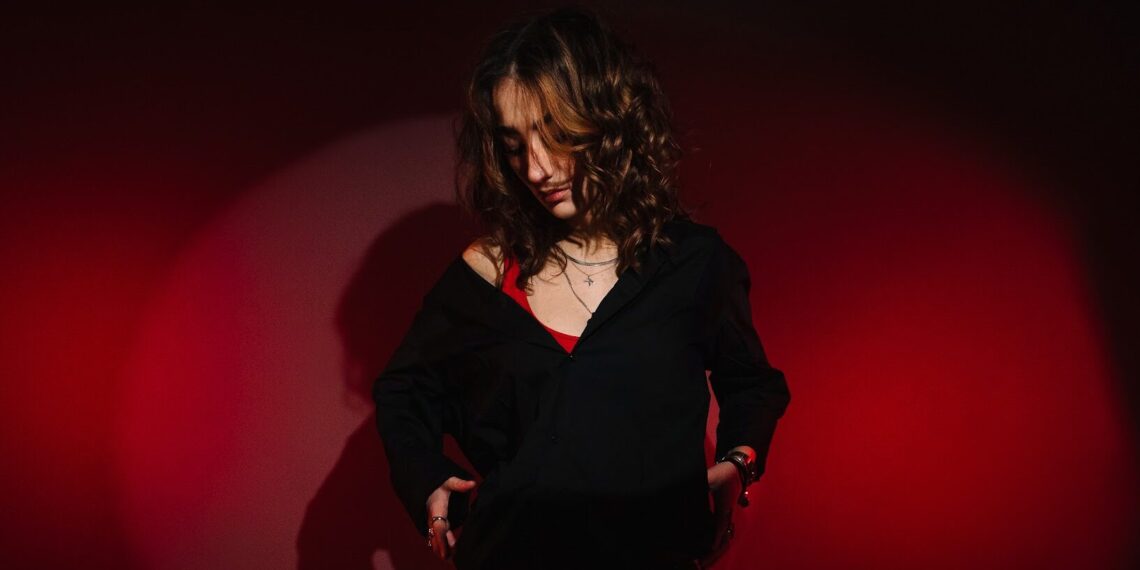 Muzyka towarzyszyła jej od najmłodszych lat. Kalina Kortas, wokalistka, autorka tekstów i kompozytorka pochodzącą z Tczewa