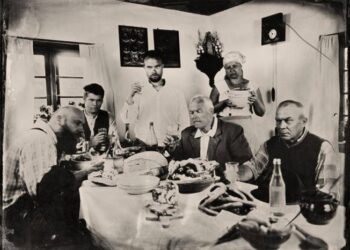 Na ślubie 100 lat temu nie było fotografa, ale są zdjęcia z imprezy. Zrobiono je 100 lat później