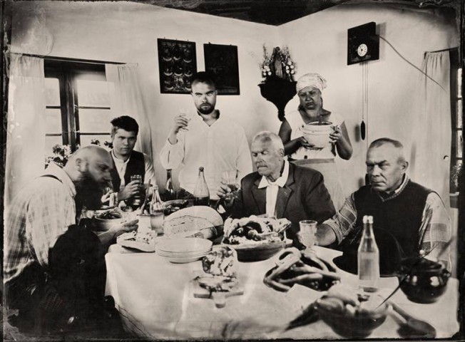 Na ślubie 100 lat temu nie było fotografa, ale są zdjęcia z imprezy. Zrobiono je 100 lat później