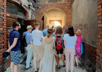 Czaszki na boisku, granaty w szkolnym plecaku i świnie w oknie